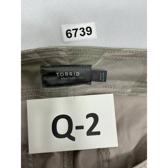 Womans Excellent Condition Torrid Camo Capri Jeans 22 Gray Beige Cuffs - Picture 3 of 9